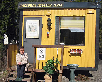 taiteilija Arja Krossbeck ateljeensa rappusilla
